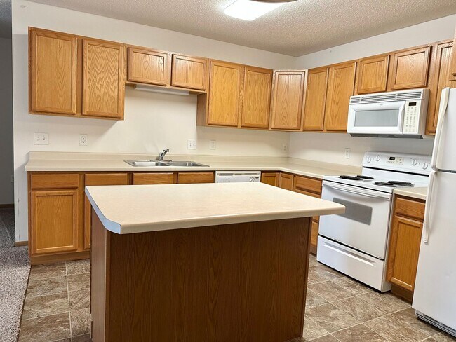 Building Photo - Walk Out Patio - 2 Bedroom 2 Bath