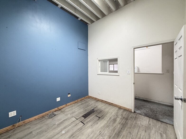 Building Photo - 610 N Albany Ave