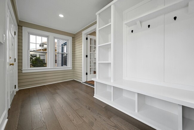 Building Photo - 25 Marinus St