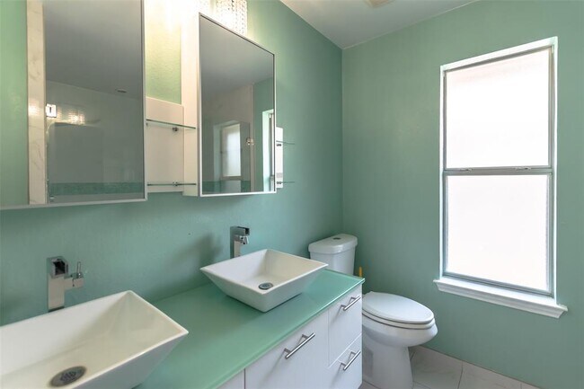 Building Photo - 2210 Zoa Dr
