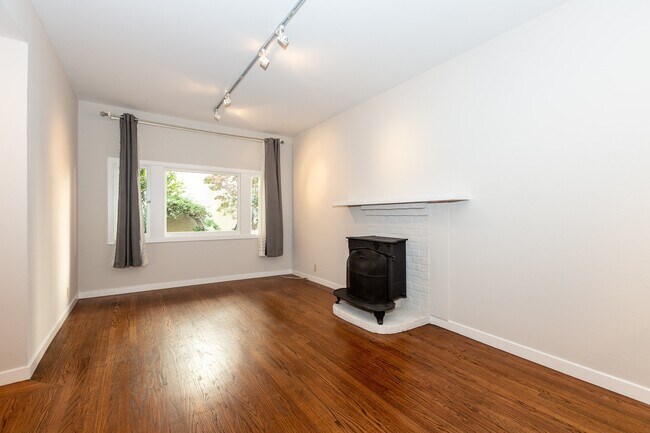 Building Photo - Pacific Heights: Remodeled Garden Apartment w/ Shared Patio One Block from the Presidio
