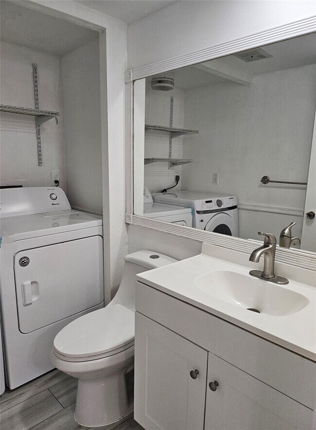 Building Photo - 912 Springdale Cir