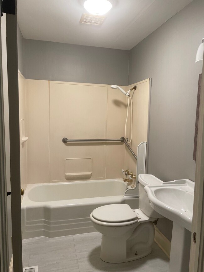 Building Photo - 930 Dixie Ave