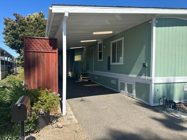 Building Photo - 128 Oxbow Marina Dr