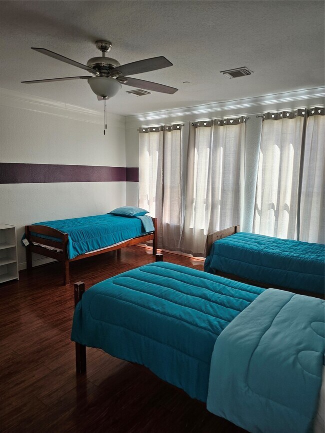 Building Photo - 1211 Lark Ln