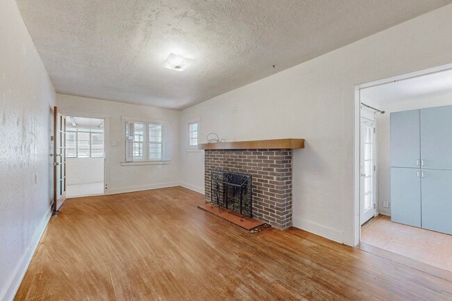 Building Photo - 212 Mesa St SE