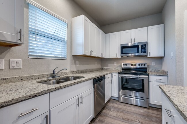 Building Photo - 3-BEDROOM TOWNHOME-STYLE DUPLEX