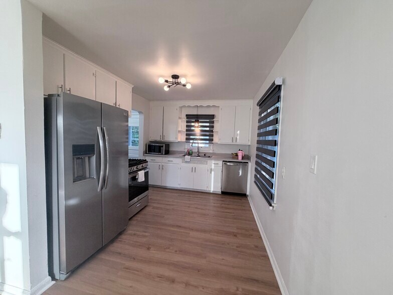 Building Photo - 3754 Greenfield Rd