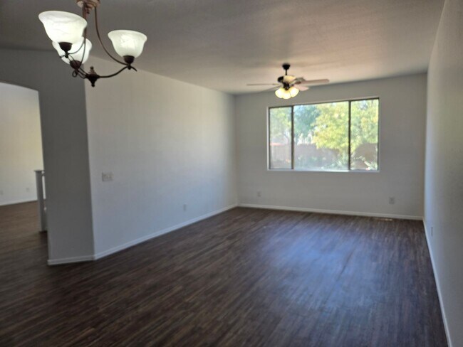 Building Photo - Spacious 4 bed, 3 full bath home in New Ri...