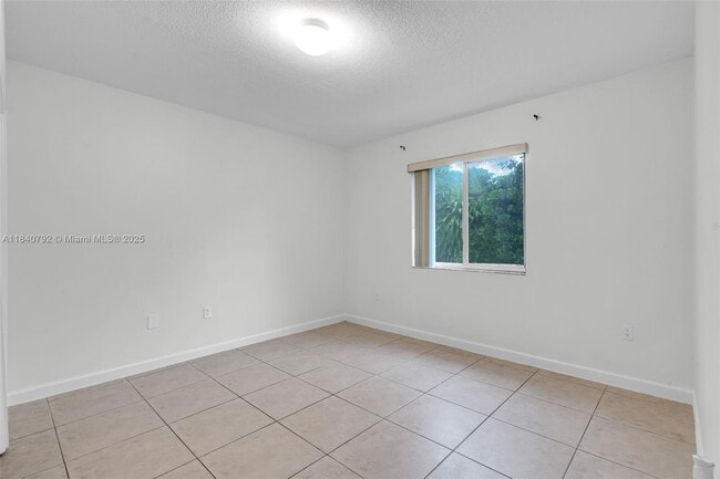 Building Photo - 2817 SW 39th Ave