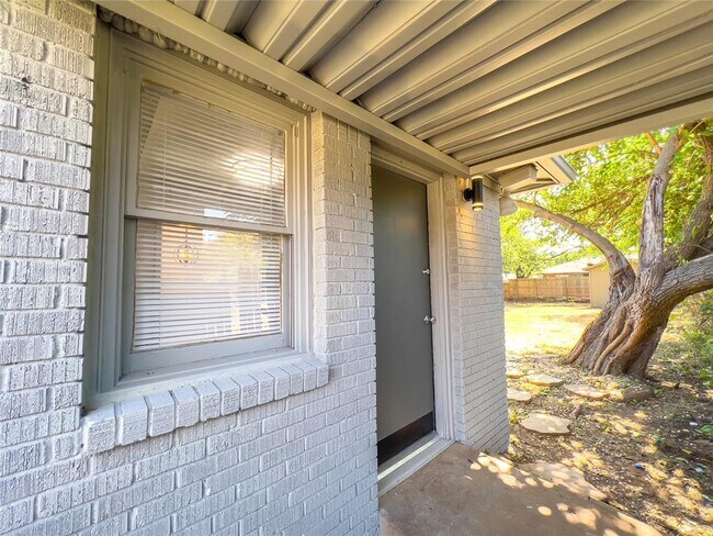 Building Photo - 2022 NW 33rd St