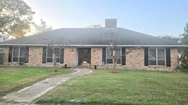 Building Photo - 11067 Goodwood Blvd
