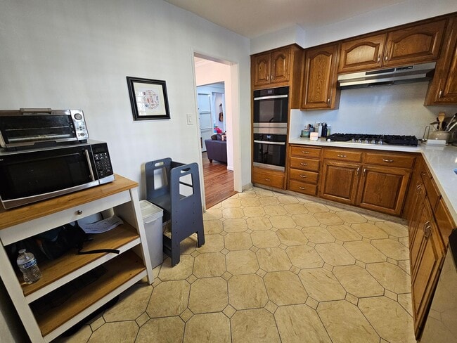 Building Photo - 9022 Alcott St