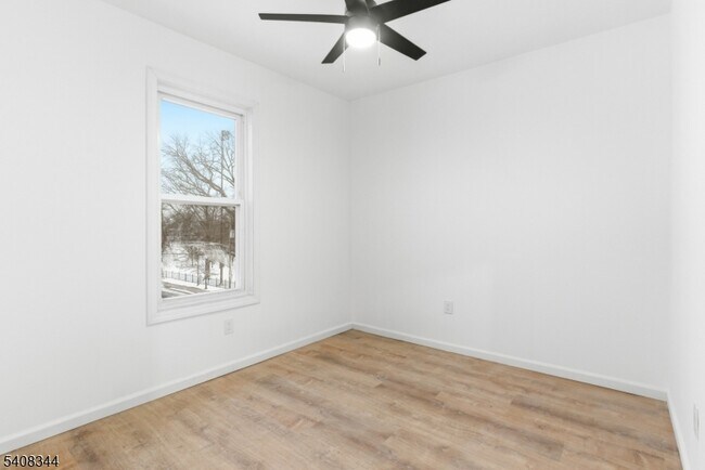 Building Photo - 528 S 13th St