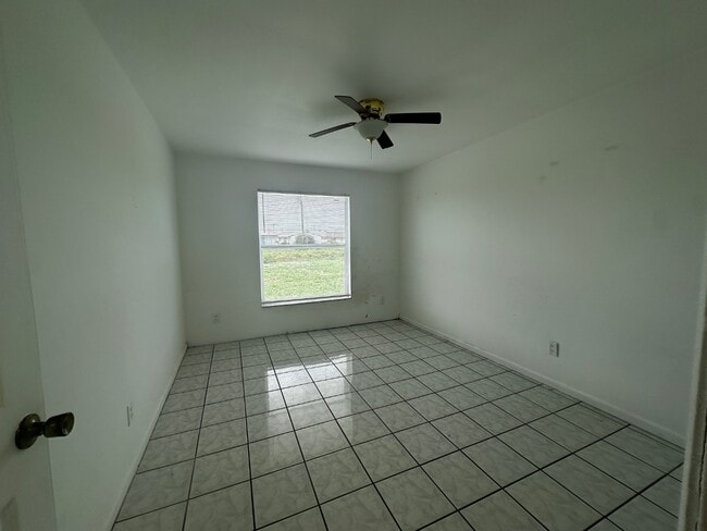 Building Photo - 1157 S Loop Blvd