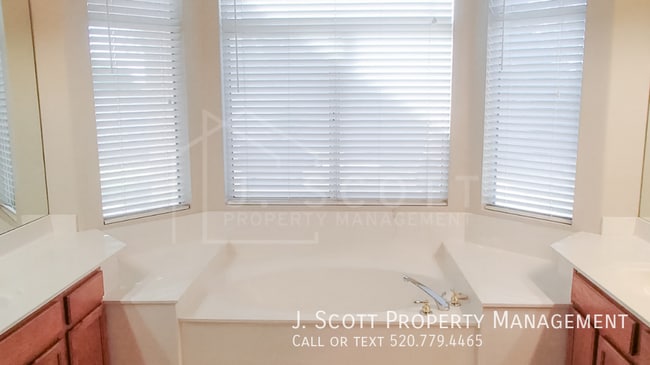 Building Photo - 7417 W Candelaria Dr