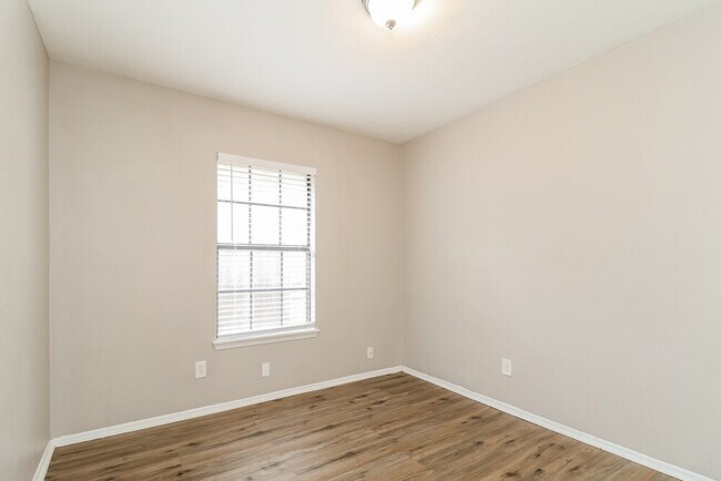 Building Photo - 1439 Colborne Dr