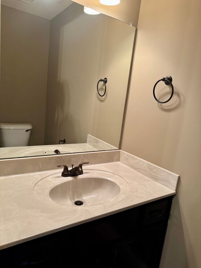 Building Photo - Luxury Townhouse! 2 Bed/2.5 Bath, 1 Car ga...