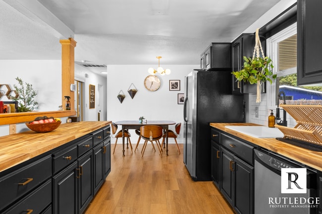 Building Photo - REMODELED! 3 Bed/2 Bath Home in Central Point