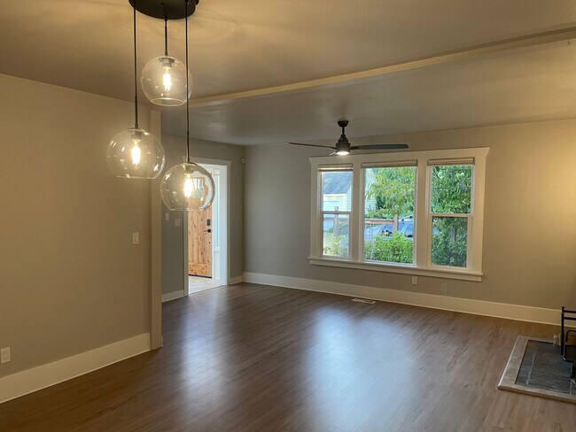 Building Photo - Welcome Home 3b/1ba Updated Home