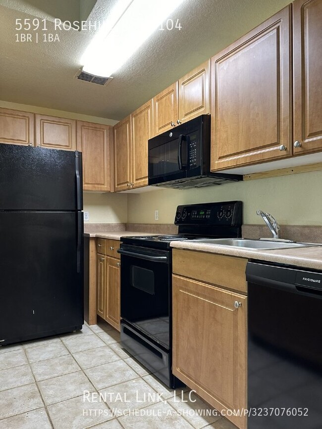 Building Photo - Resort-Style Living Just Minutes from Sies...