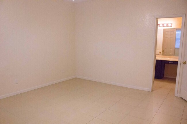 Building Photo - 7212 Park Creek Cir W