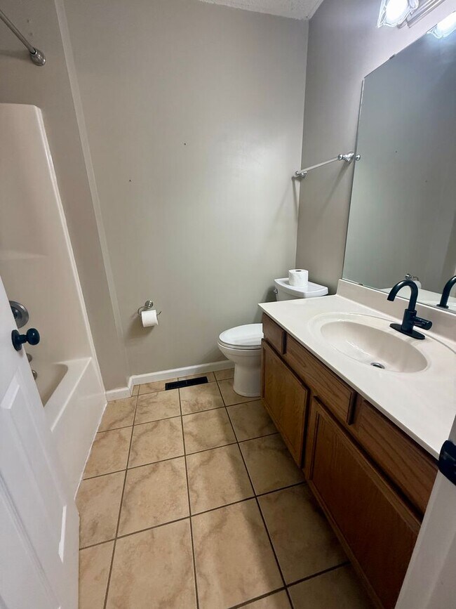 Building Photo - 1814 Sandstone Dr