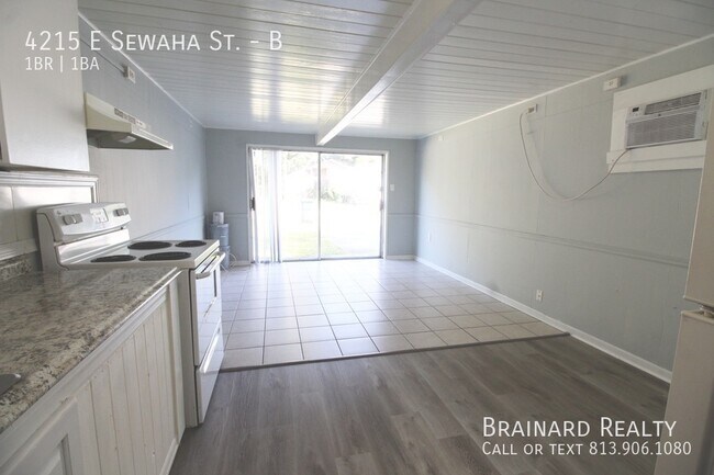 Building Photo - 4215 E Sewaha St