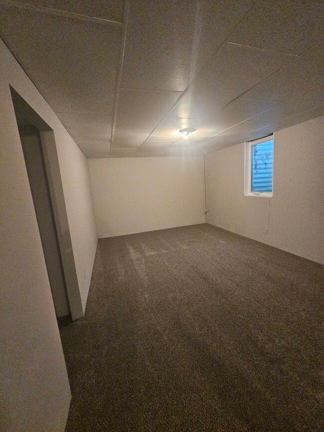 Building Photo - Look & Lease  $500.00 off 1st Month Rent !...