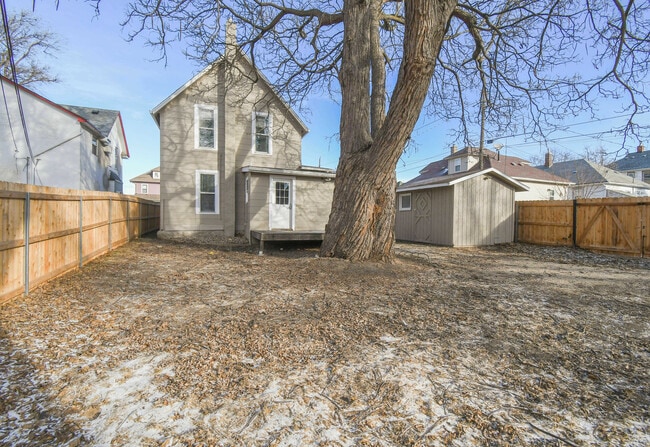 Building Photo - 817 W 12th St