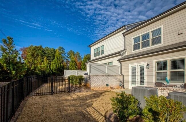 Building Photo - 3458 Fenton Dr