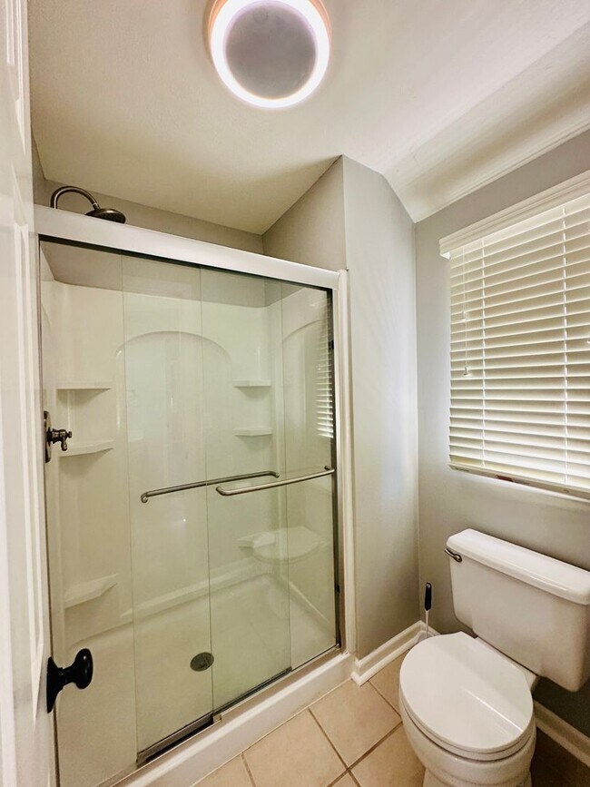 Building Photo - {10709}  Spacious Overland Park Duplex + T...