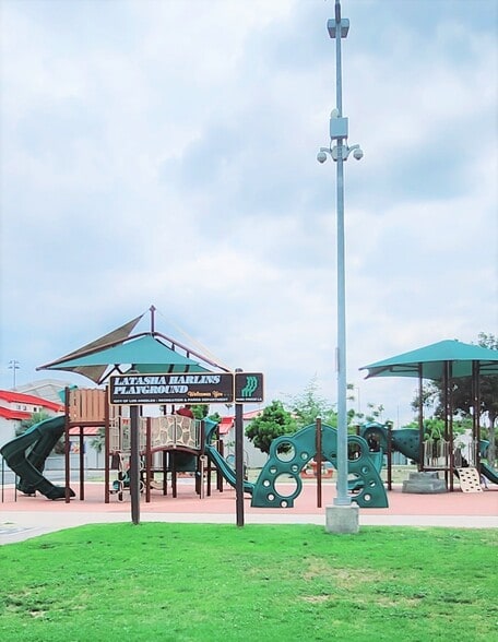 Building Photo - 554 W 92nd St