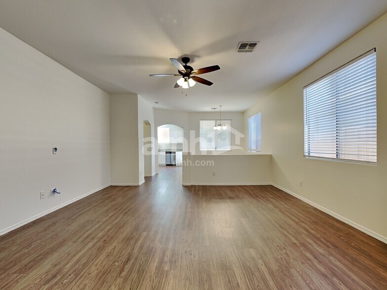 Building Photo - 12751 W Glenrosa Dr