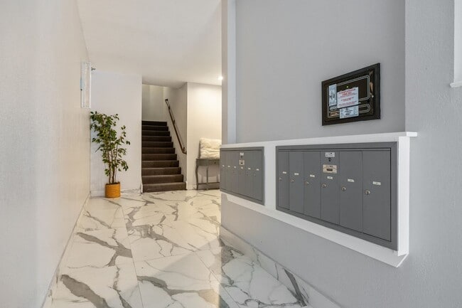 Building Photo - Modern 1BR/1BA Penthouse in Pacific Height...