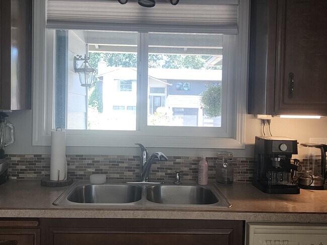 Building Photo - Pet Friendly, Single-Level, Attractively Updated Home in NE Newberg