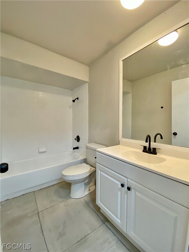 Building Photo - 1534 Oak Dr