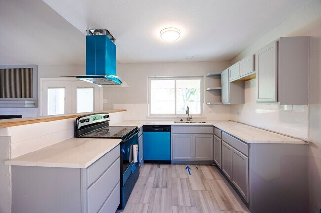 Building Photo - Beautifully remodeled single story home --3 bedrooms, 2 Full baths, and large Covered Patio with ...