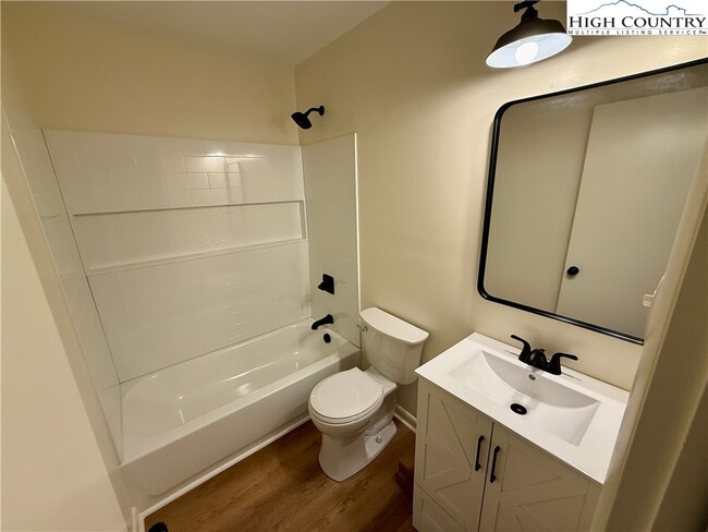 Building Photo - 130 Maple Dr