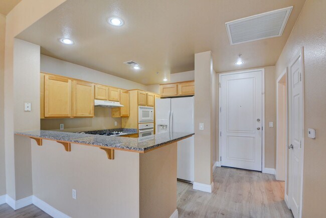 Building Photo - Park Avenue Mid Rise Condo. All HOA Amenities.