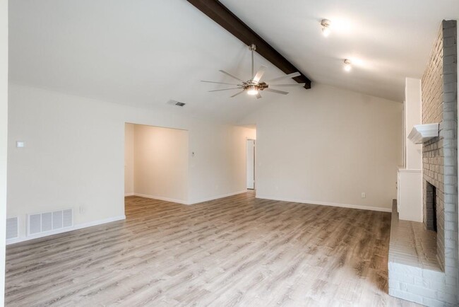 Building Photo - 2503 Versailles Dr
