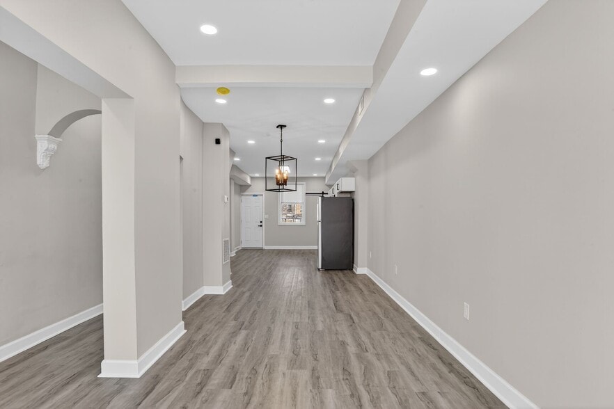 Building Photo - 2102 W Saratoga St