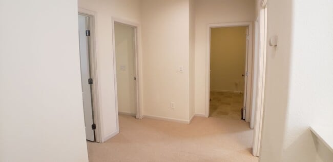 Building Photo - Spectacular 4 bedroom, 2.5 bath home on private lane
