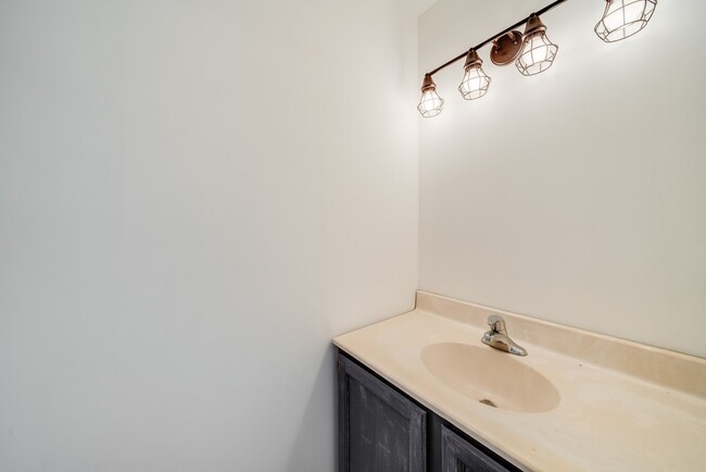 Building Photo - 7234 Oak Ridge Pl