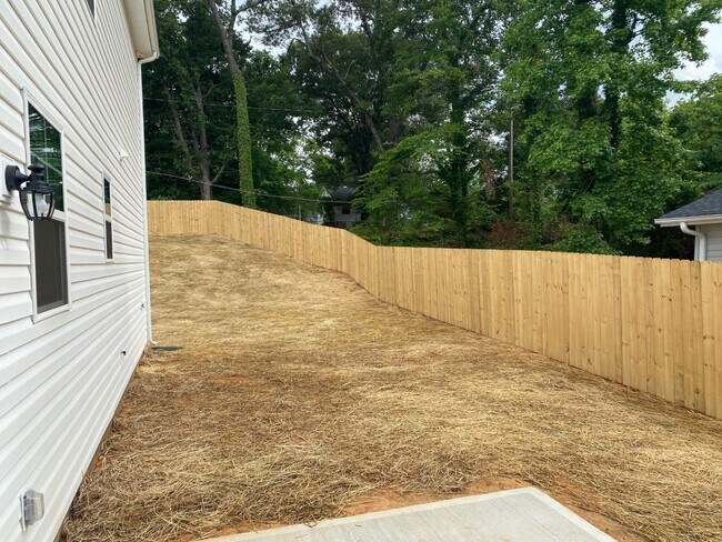 Building Photo - 1009 Justice Ave