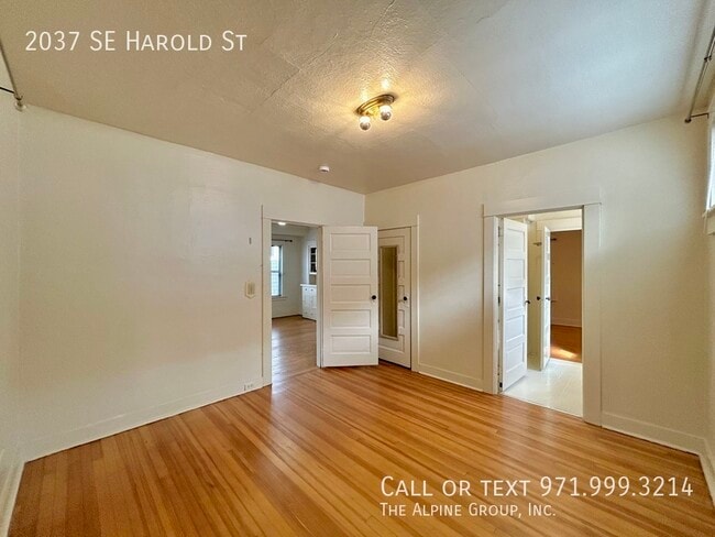 Building Photo - 2037 SE Harold St