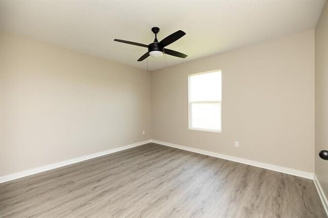 Building Photo - 542-544 W 50th Ct S