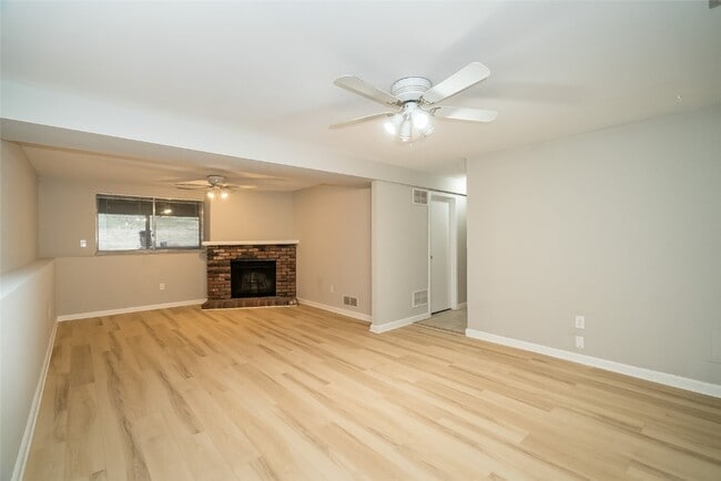 Building Photo - 335 Parma Dr