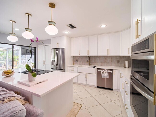 Building Photo - 2281 SW Starling Dr