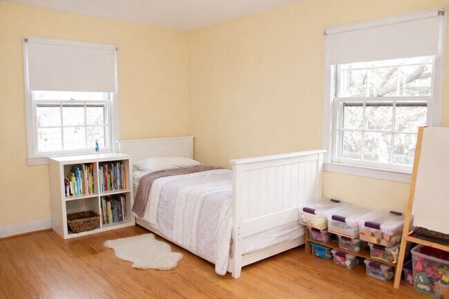 Building Photo - Charming 3BR Colonial with Fully Fenced Yard, Available Now